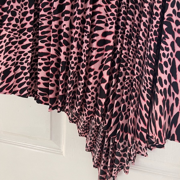 TOPSHOP Pleated skirt leopard print pink/ black/navy. - Picture 2 of 5